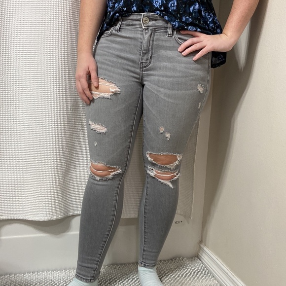 Women’s American Eagle Outfitters Distressed Grey Jegging Jeans. Size 4 short. - Picture 2 of 16
